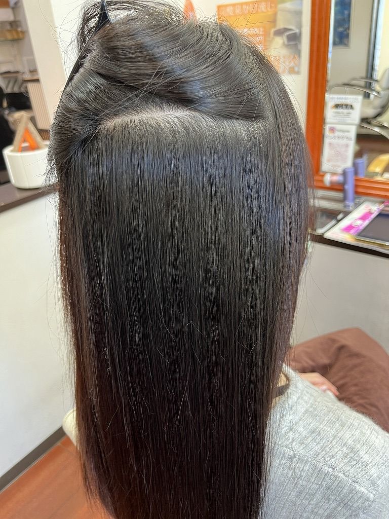 縮毛矯正後の髪内部の写真・うねりがしっかり伸びているアフター写真