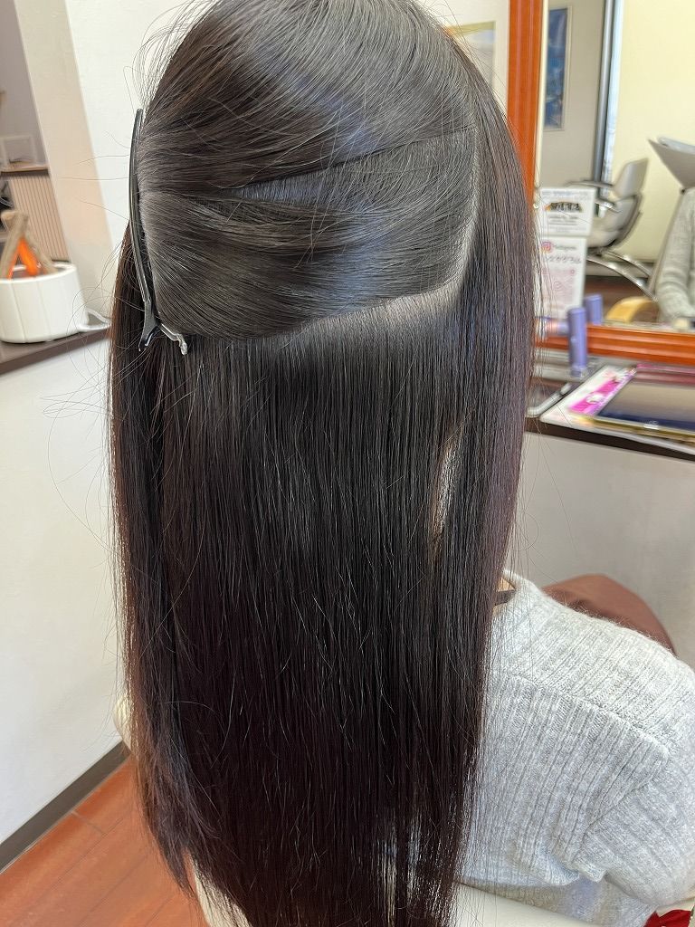 縮毛矯正後の耳後ろ付近のアフター写真・クセが収まっている様子