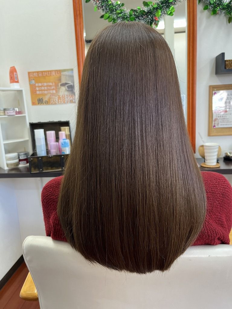 髪質改善トリートメント後　後ろから見たストレートヘア