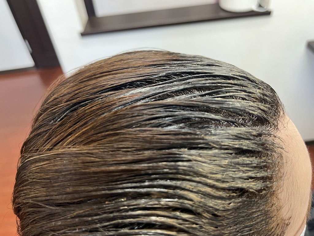 根元のみにカラー剤を塗布している写真