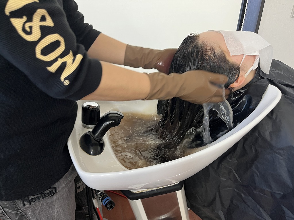 カラー剤を乳化しているシャンプー台での様子