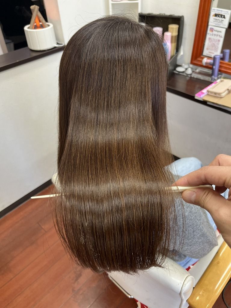 ツヤの帯が出ている髪質改善後のロングヘア