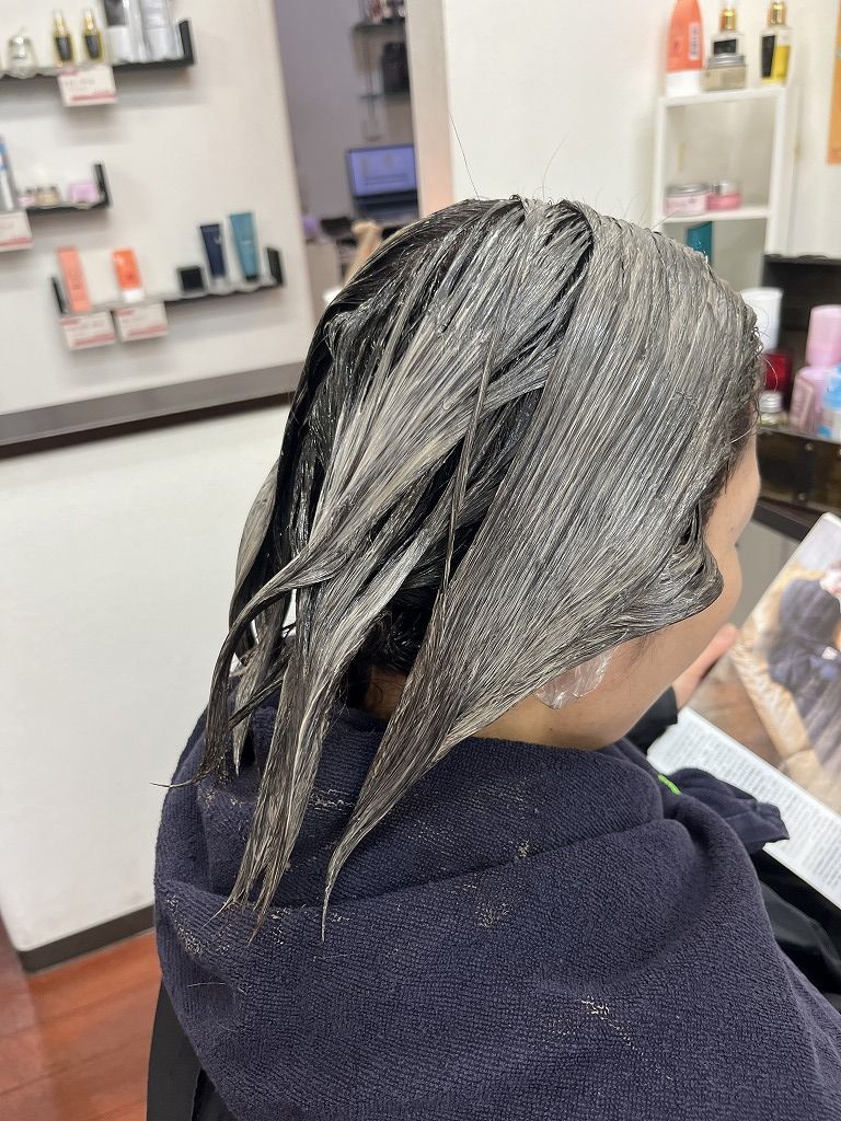 カラー施術中の写真(プラチナ8LV白髪染め)