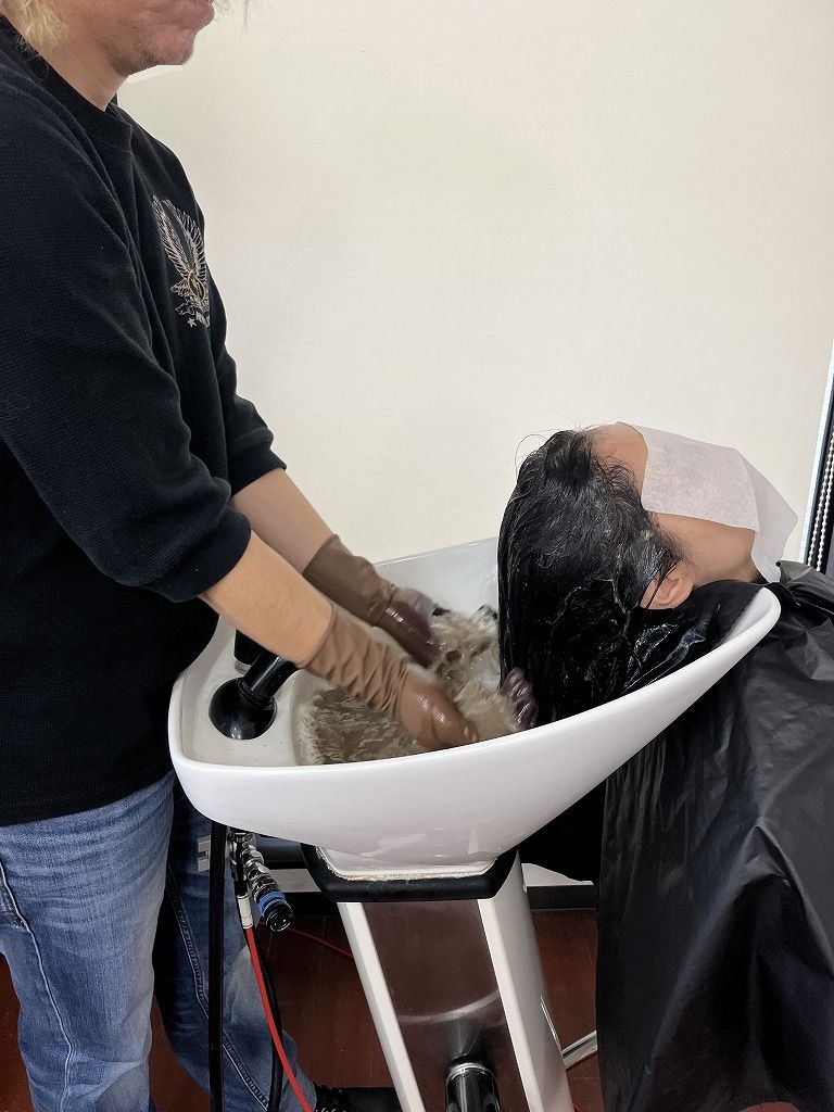 カラー乳化中の写真(シャンプー前の工程)