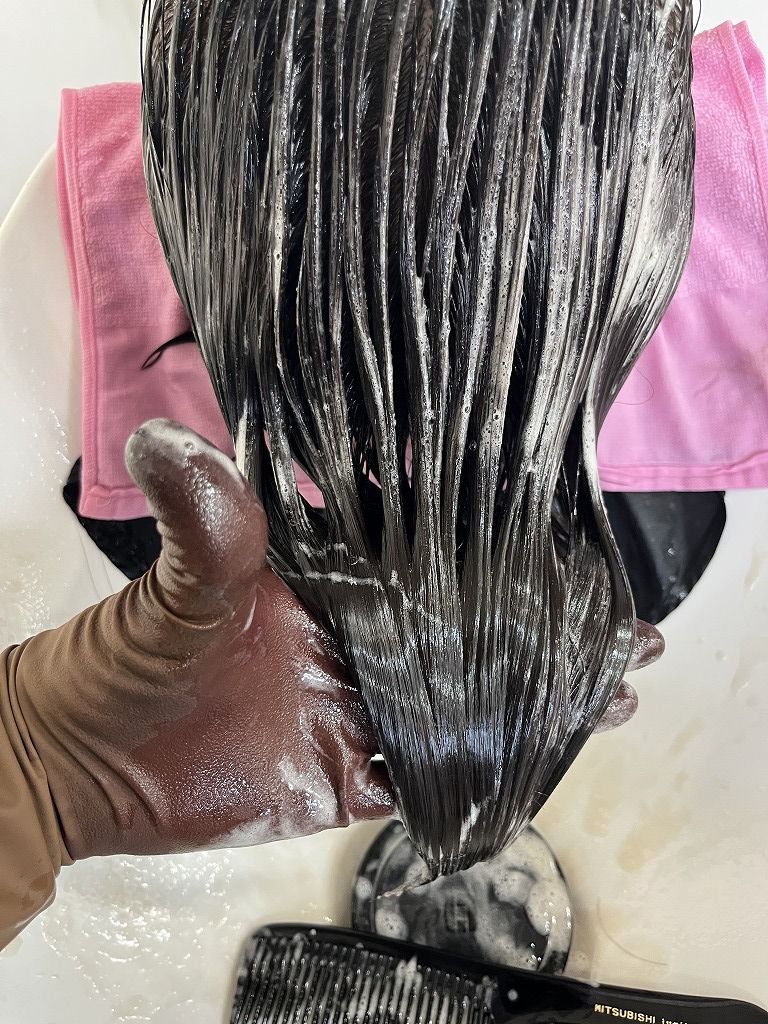 髪質改善トリートメントを時間置きしている状態の写真