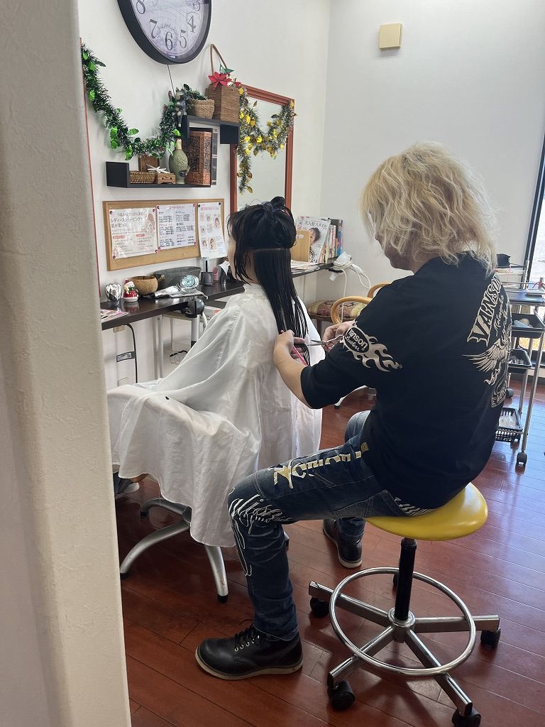 カット中:10cmカットで毛先を整えて土台を作る