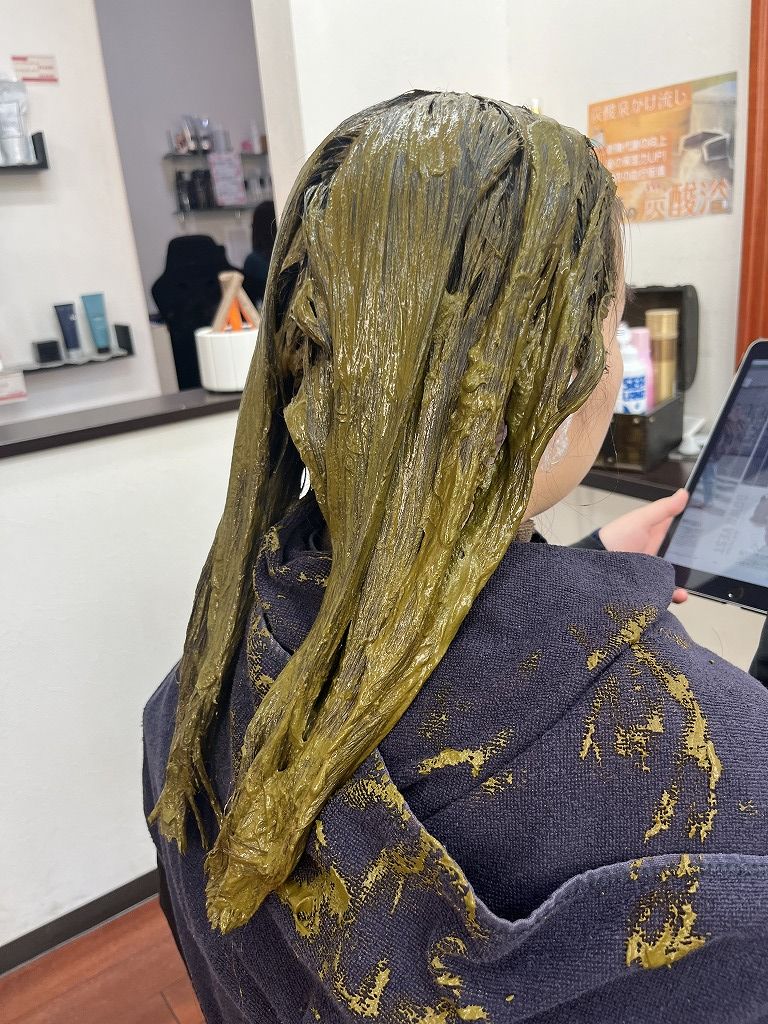 ハナヘナを塗布した状態:全体にしっかり乗せて髪を補強する工程