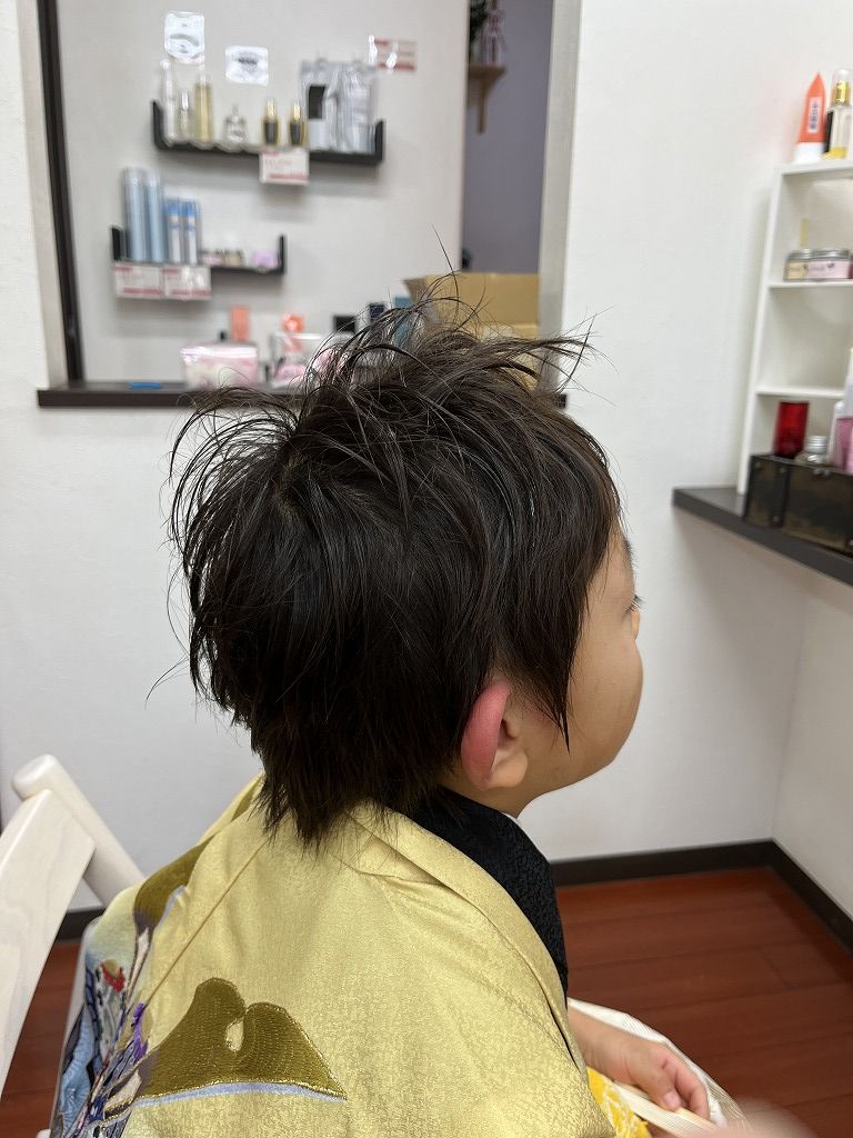 七五三ヘアセット前で少し緊張した表情の男の子