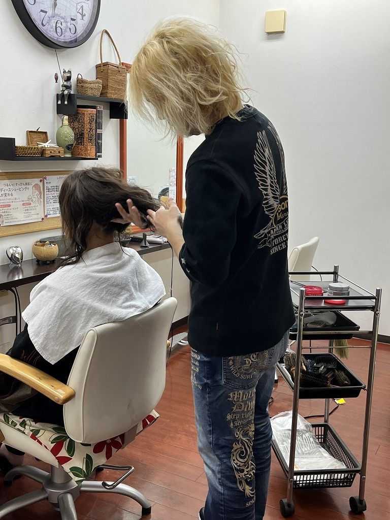 成人式ヘアメイク中の様子（施術中）