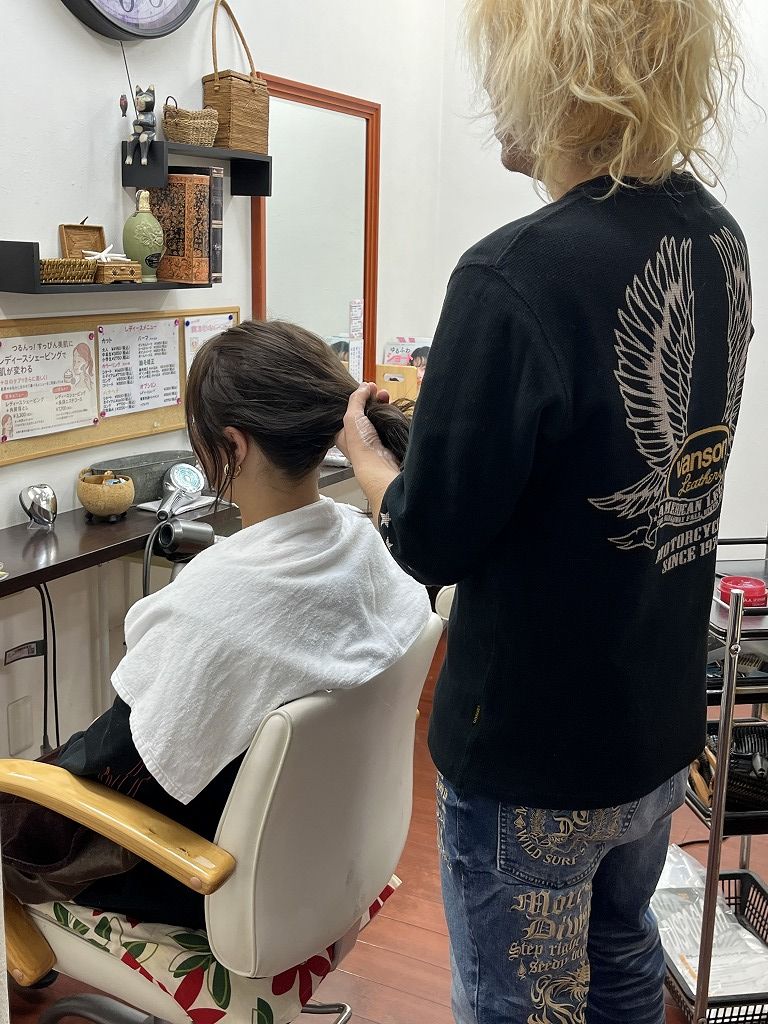 成人式ヘアメイク中の様子（スタイリング工程）