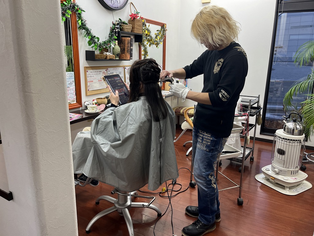 縮毛矯正のアイロン操作中:軟毛に合わせて温度と圧を調整