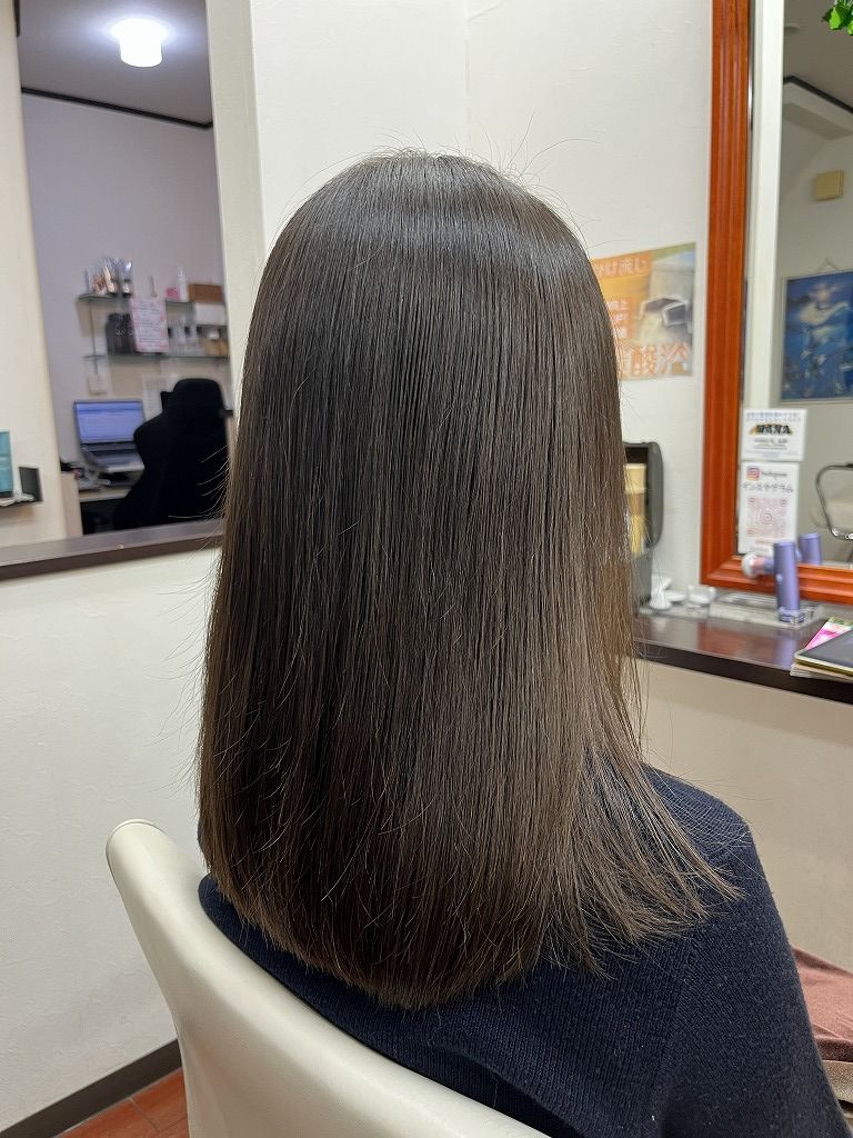 縮毛矯正アフター:広がりが収まり自然にまとまった仕上がり