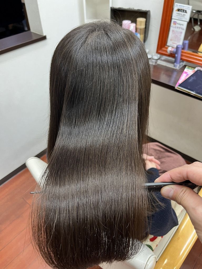 縮毛矯正後のツヤ感:軟毛でも自然なツヤが出る仕上がり