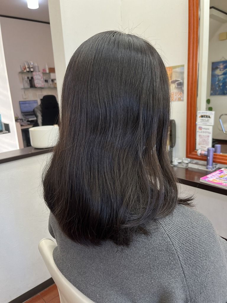 カット施術前のビフォー写真。毛先に重さが溜まり動きが出にくい状態