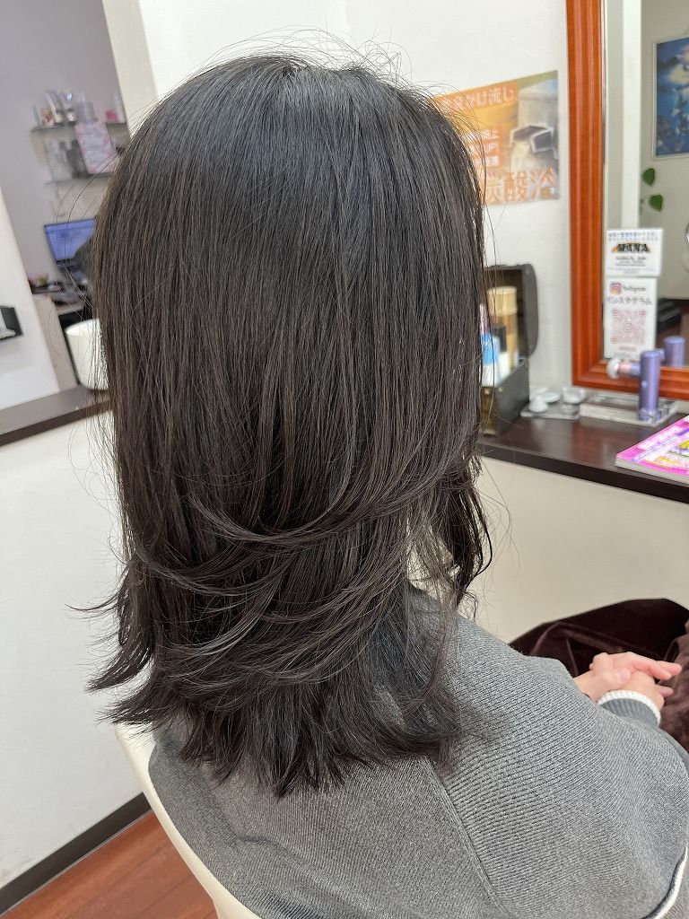 カット施術後のアフター写真。外ハネっぽい動きと横への流れが出た仕上がり