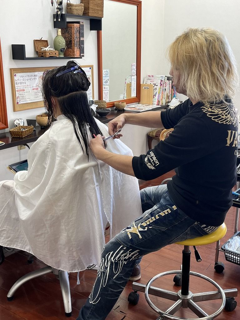 カット中の様子｜丁寧に整えていく時間