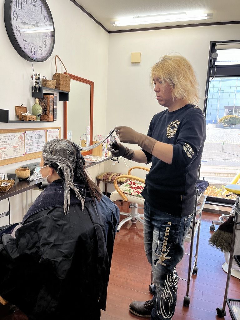 カラー施術中の写真｜落ち着いた空気感の中での施術