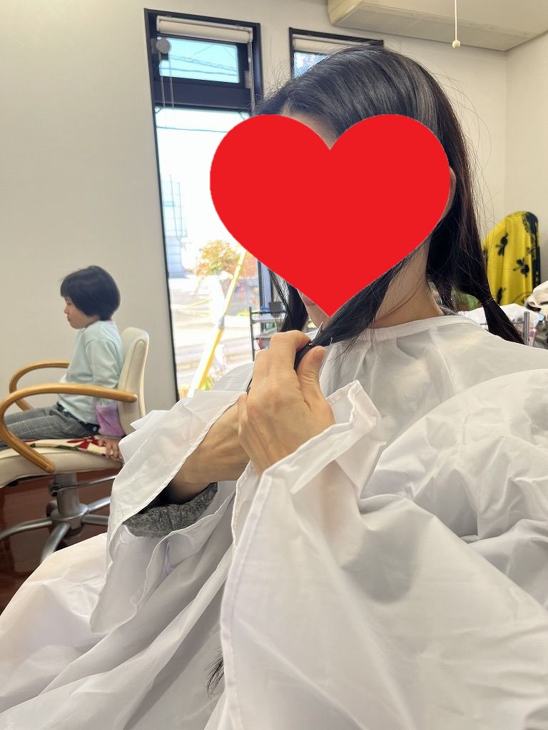 お母さんが自分で髪を切るカット体験（となりの席で娘ちゃんが遊んでいる）