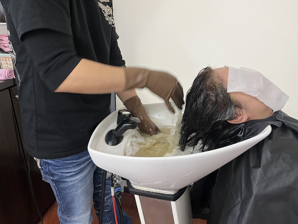 カラー剤の乳化作業中の様子(重要工程)