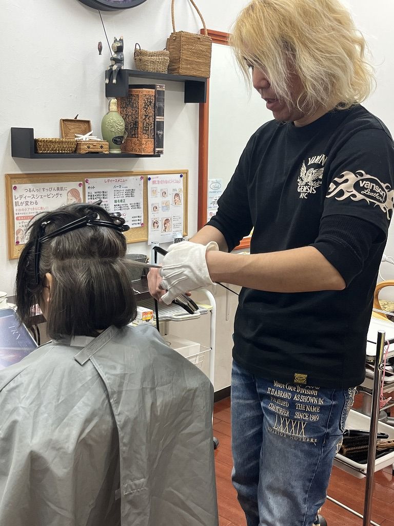 ショート縮毛矯正のアイロン操作（丸みを意識）