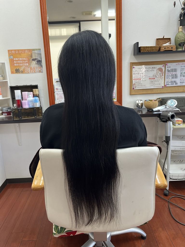 ロング縮毛矯正のビフォー（後ろ姿）
