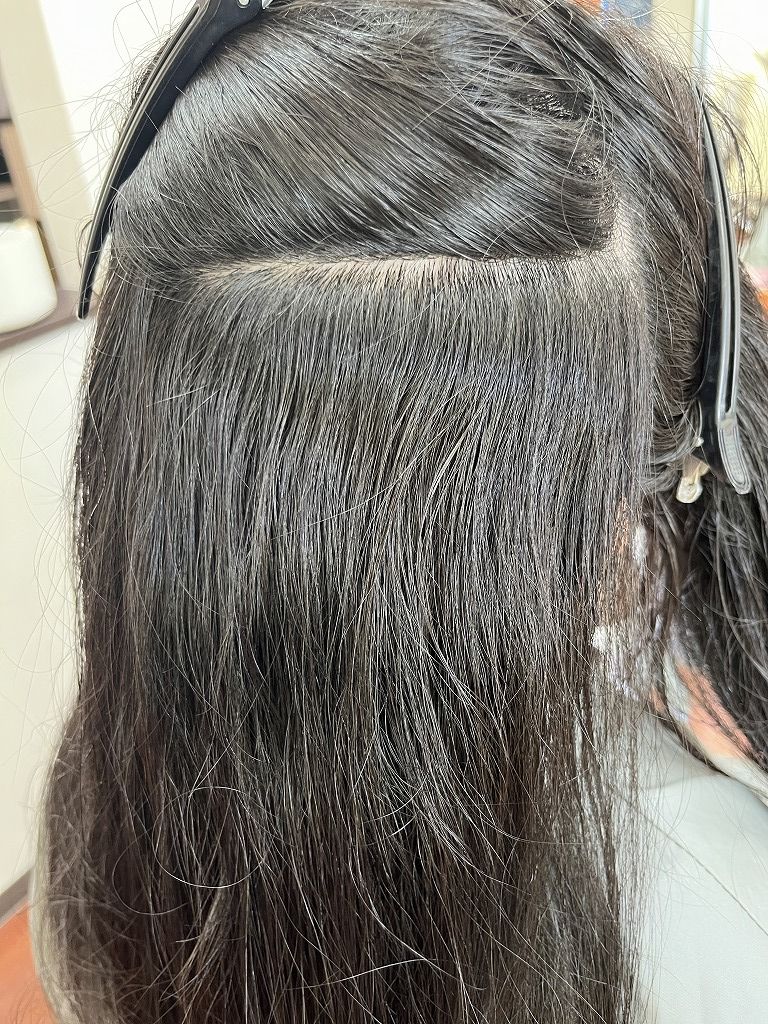 ロング縮毛矯正のビフォー（波状毛が強めの状態）