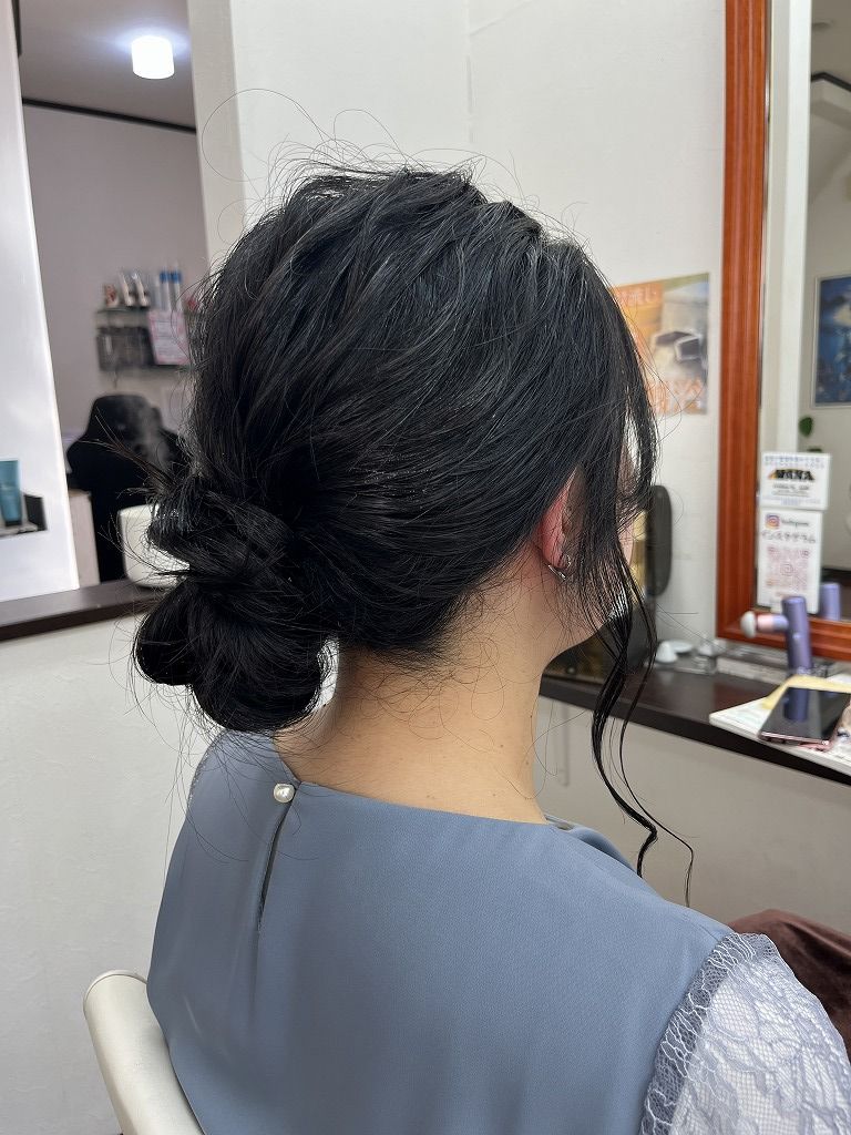 パーティ用ヘアメイク　上品な低めシニヨン　横からの仕上がり