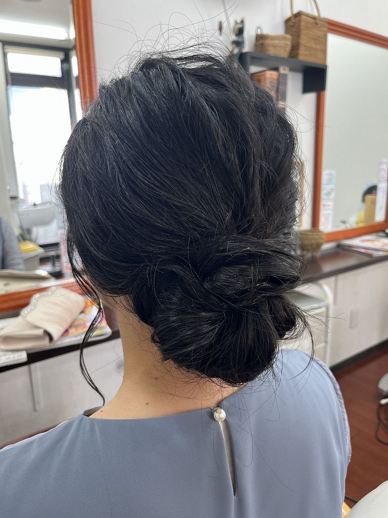 パーティ用ヘアメイク　低めシニヨン　後ろ姿