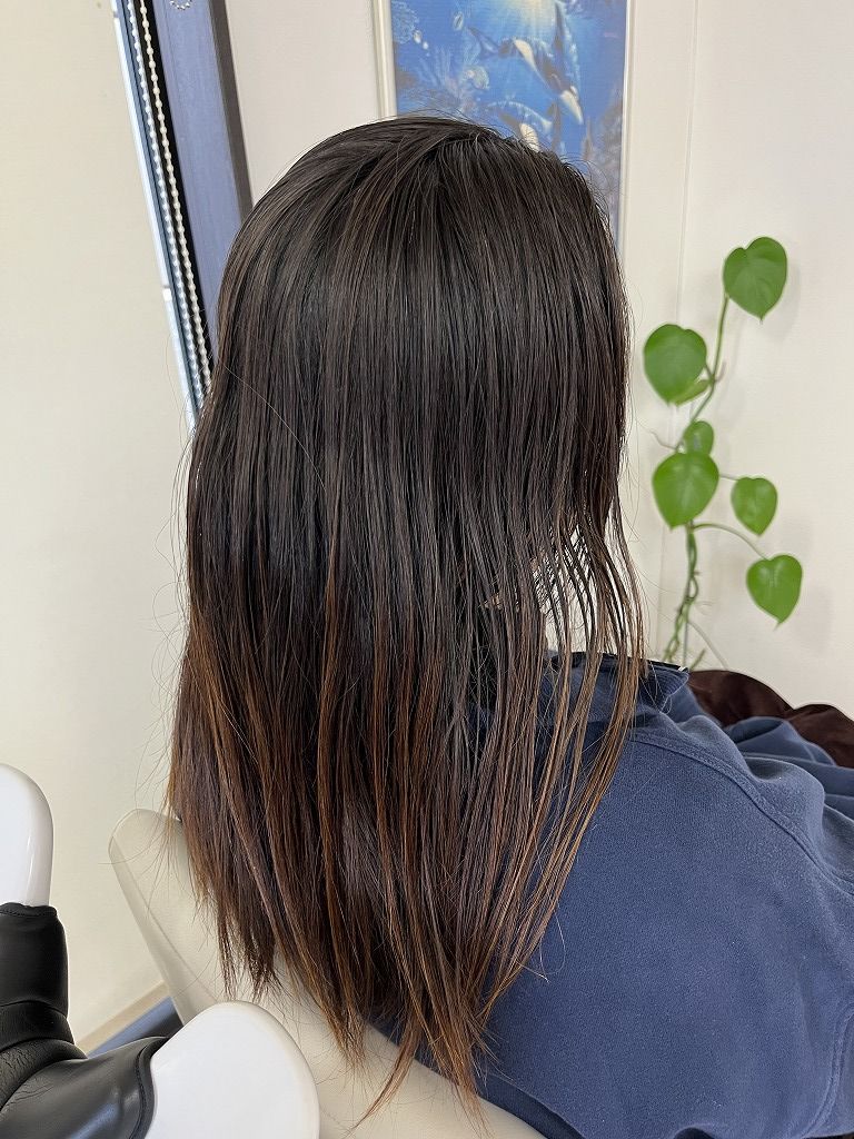 【ビフォー】1年ぶりのカラー前の状態（全体）｜根元の伸びと毛先の褪色が見える