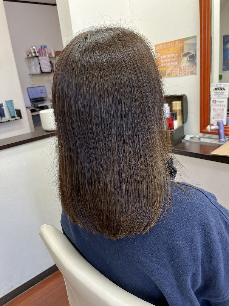 【アフター】全体染め8Lvアッシュの仕上がり（全体）｜色ムラが整い自然なツヤ感