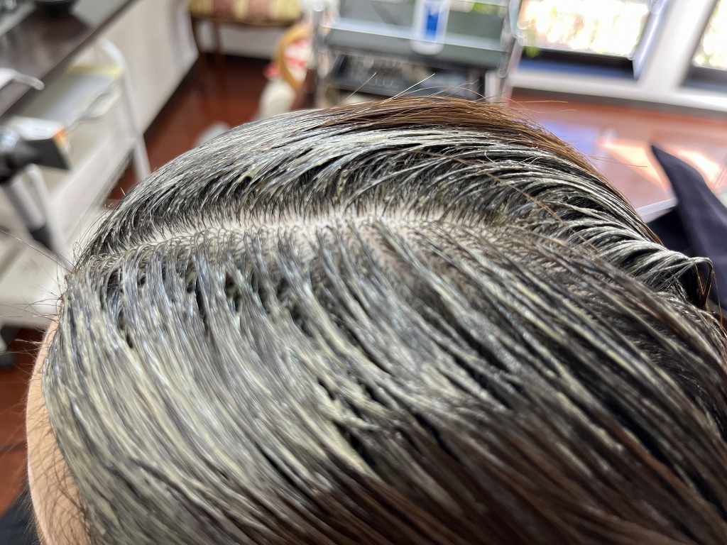 ゼロテクで根元をギリギリに塗り込むリタッチカラーの施術中写真