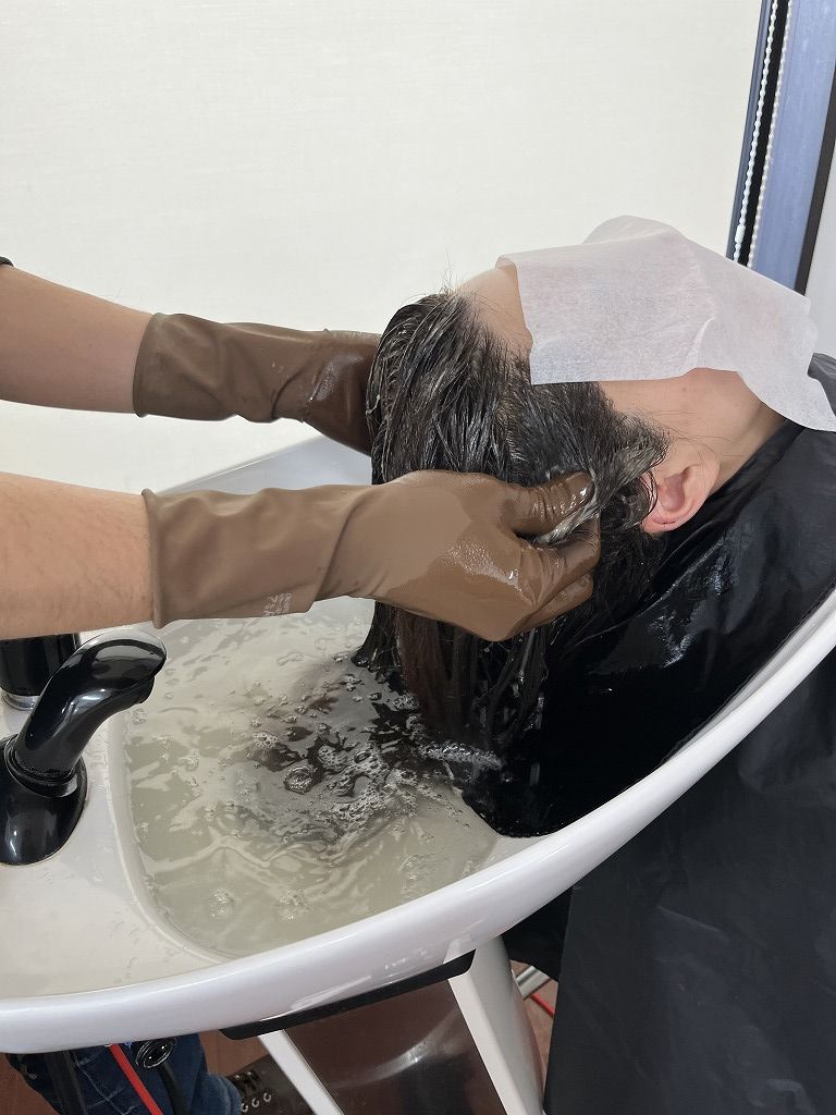 リタッチカラー後に流す前の乳化作業を行っている写真｜境目をなじませる重要工程