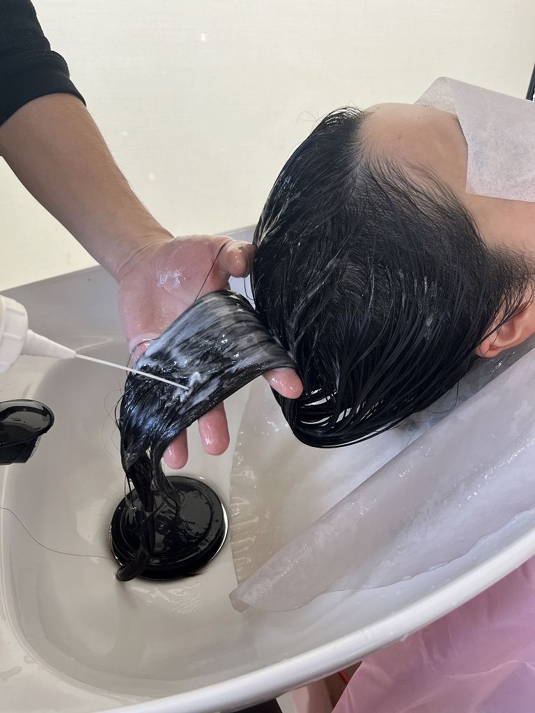 髪質改善トリートメント(ベホマ)を塗布している工程