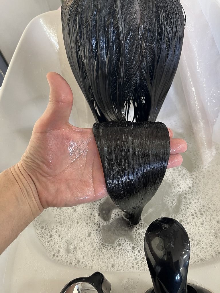 髪質改善トリートメント(ベホマ)の反応を見ながら状態チェックしている様子