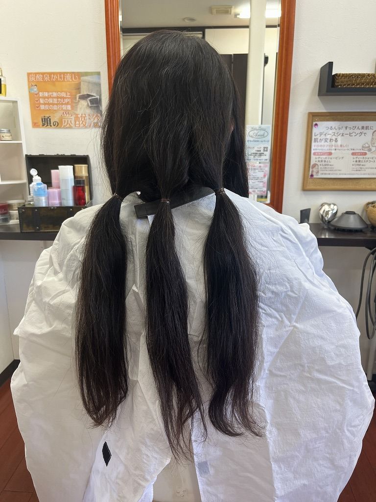 ヘアドネーション用に毛束を分けている様子