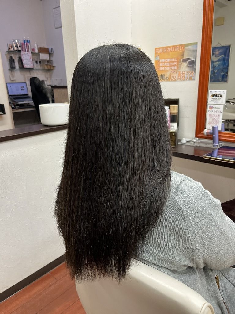 【アフター】リタッチカラーと髪質改善後の仕上がり。毛先がまとまりツヤが出て、全体が揃って見える状態