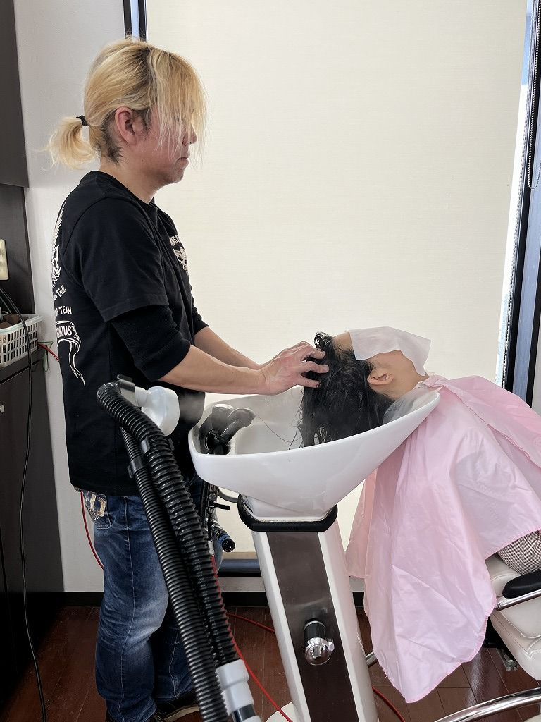 ヘッドスパ施術中の全体写真 シャンプー台でリラックスした様子