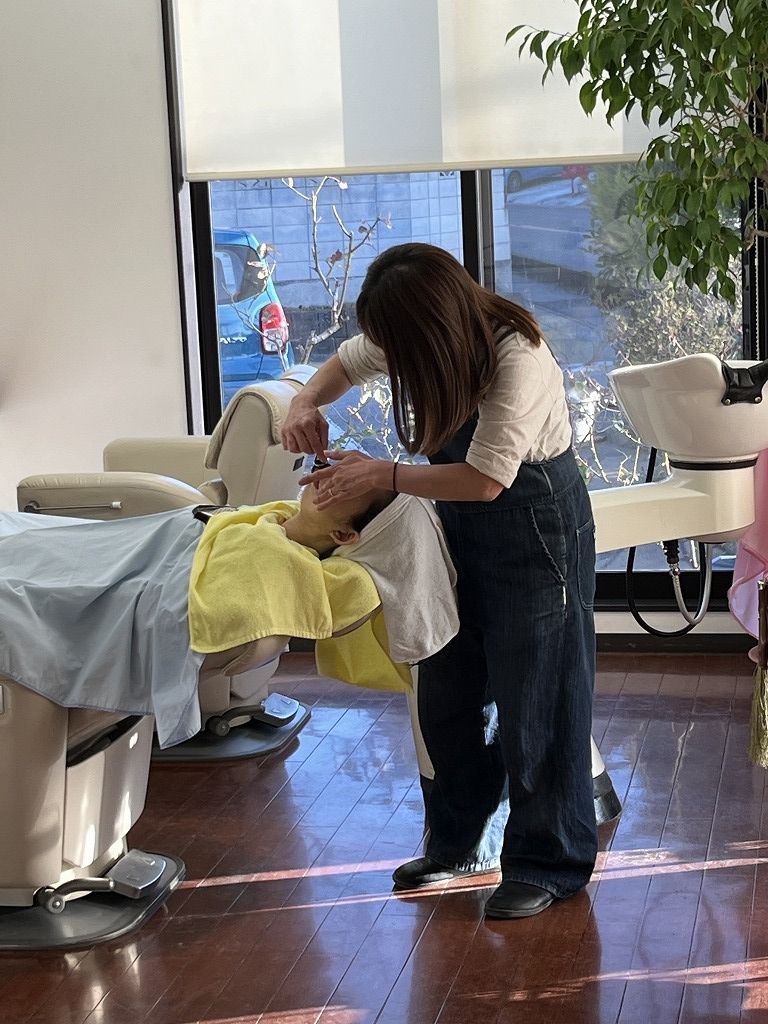 アユがレディースシェービングを施術している様子。肌の状態を確認しながら丁寧に行う