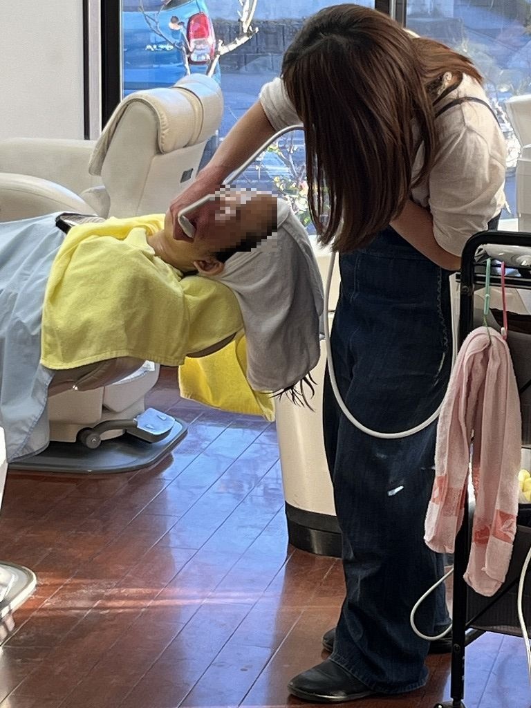 アユがエステ施術をしている様子。落ち着いた環境でリラックスできる時間