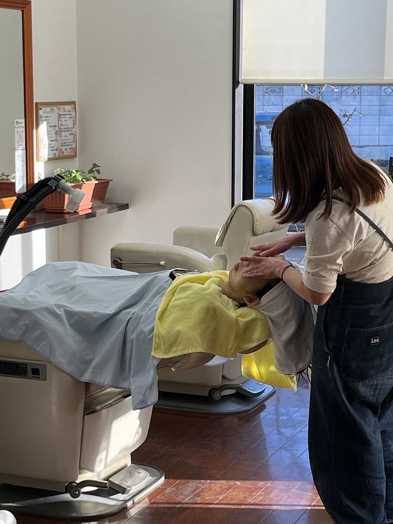 フェイシャルエステ施術中の様子 やさしく顔に触れるケア