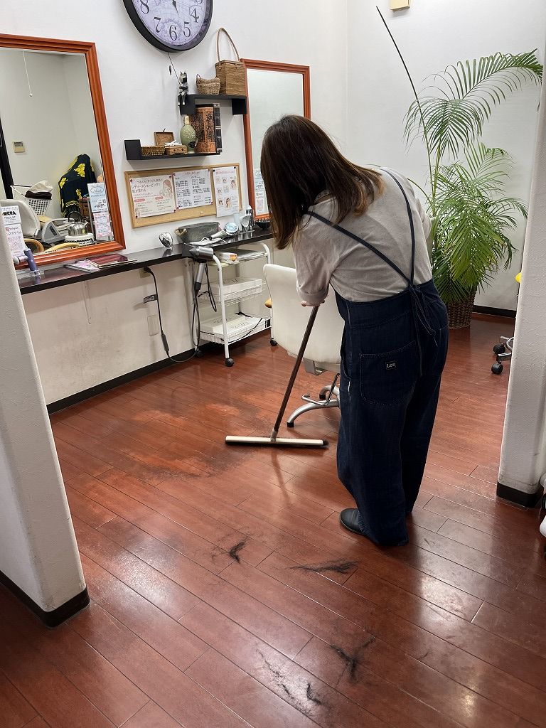 アユが営業後に床の掃除をしている様子。清潔な店内を保つための毎日の習慣