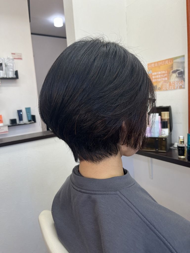ショートカットのアフター写真。後頭部の丸みと襟足の収まりが整い、コンパクトなシルエット