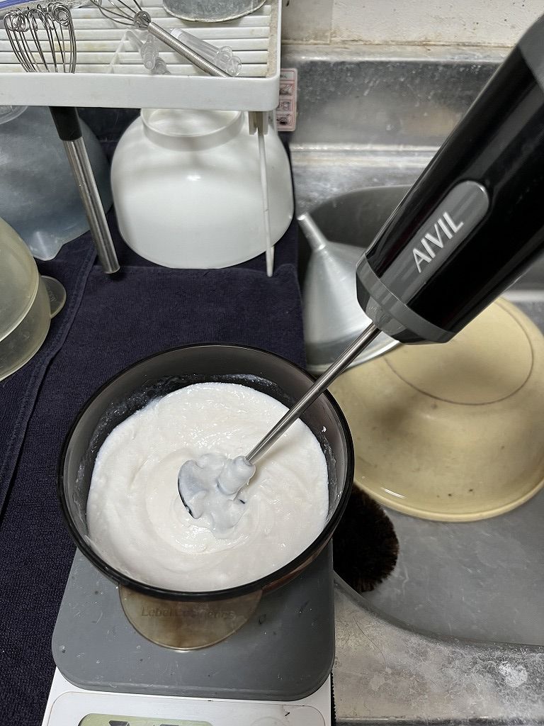 カラー剤を調合している様子