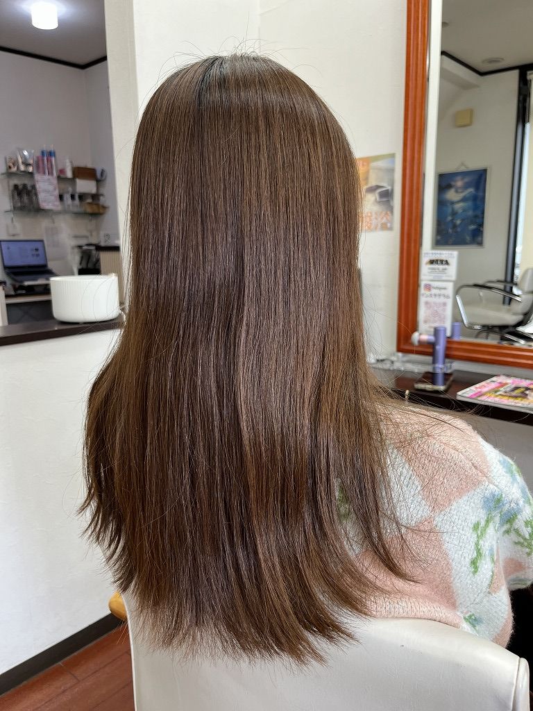 髪質改善カラーエステ施術前のビフォー。2ヶ月経過で色落ちが見えるがツヤは残っている状態（本庄市アラック）