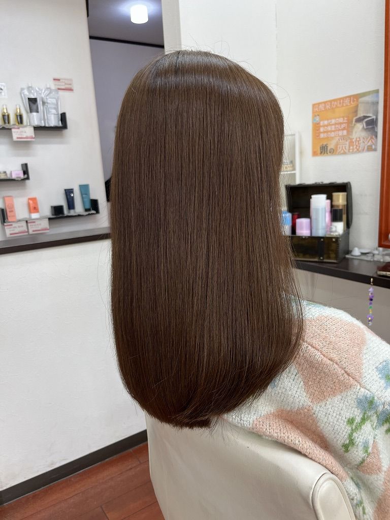 髪質改善カラーエステ後のアフター。7レベルアッシュで落ち着いた透明感が出ている（本庄市アラック）