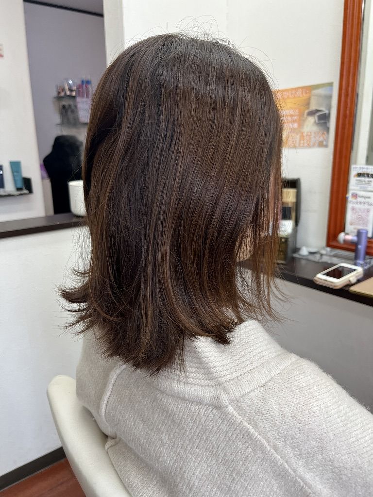 縮毛矯正のビフォー:広がりやすい髪の全体写真(横から)