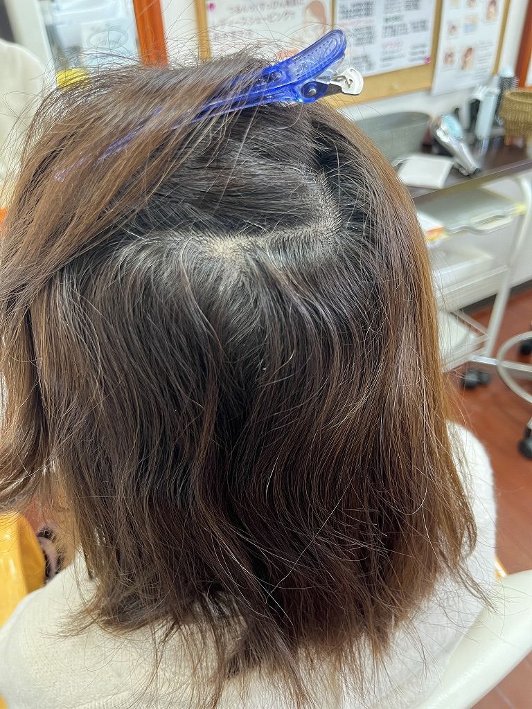 縮毛矯正のビフォー:内側のうねりが見える写真