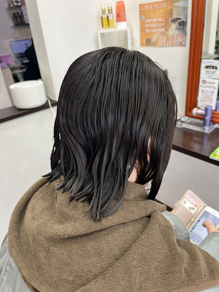 カット後の濡れている状態:薬剤塗布前にクセの出方を確認