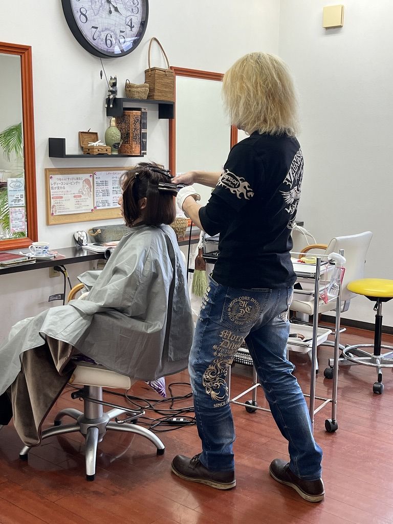 縮毛矯正のアイロン操作中:丸みを残すために下のプレートに密着させるイメージで熱を入れる