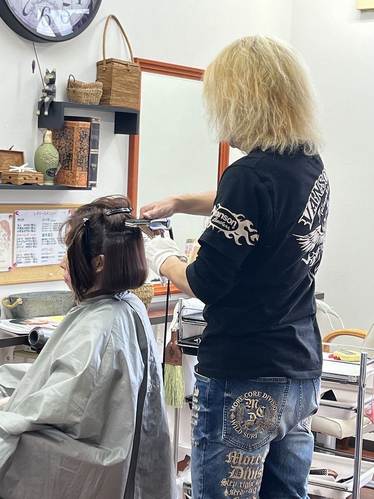 ボブの縮毛矯正のアイロン工程写真。自然な丸みを意識したアイロン操作